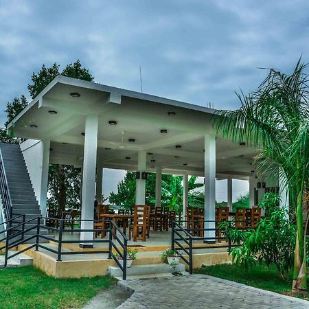 Lake Villa Resort Тисамахарама Екстериор снимка