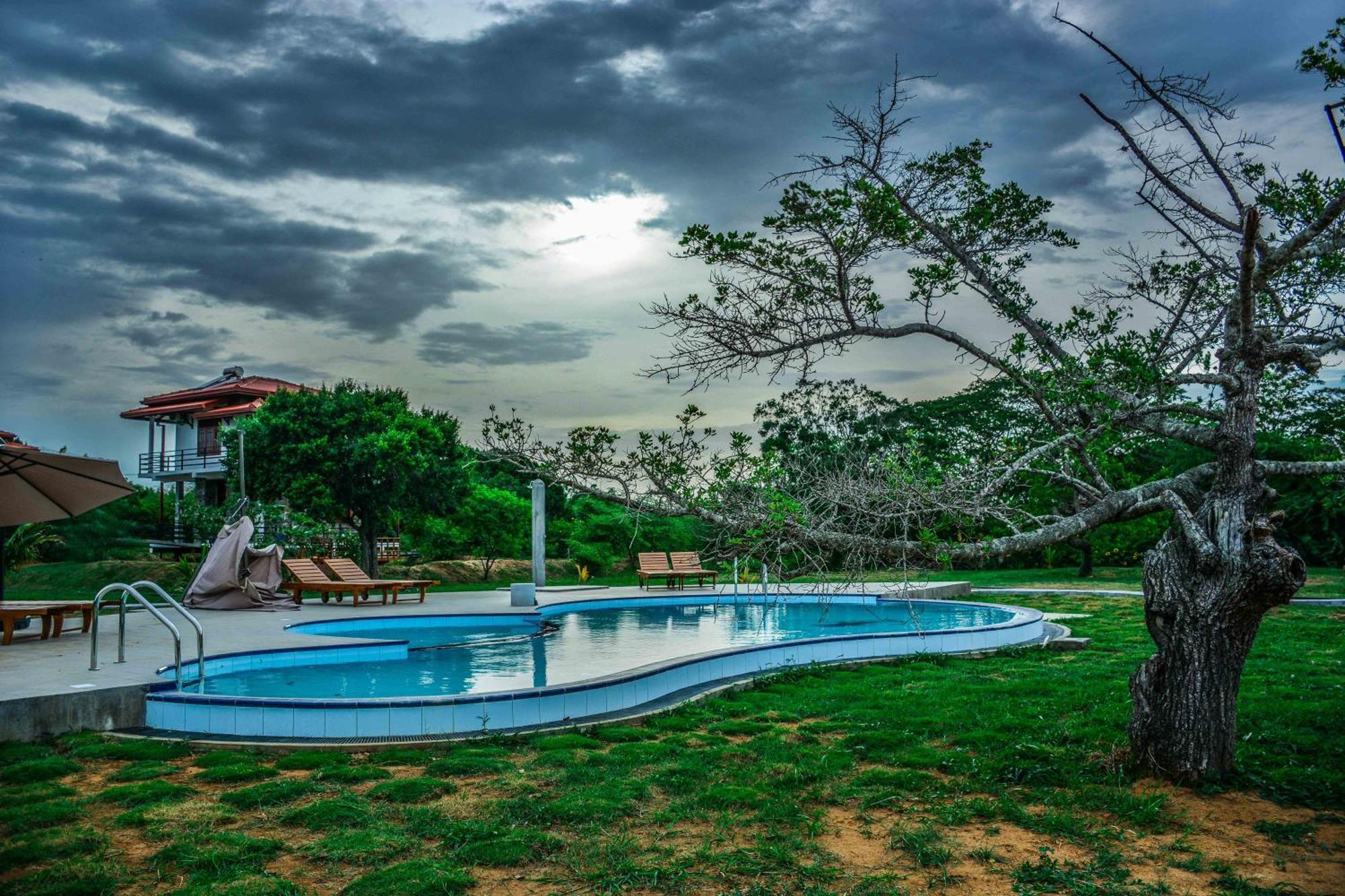 Lake Villa Resort Тисамахарама Екстериор снимка