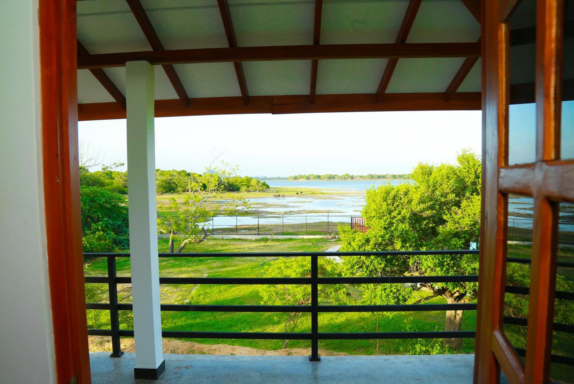 Lake Villa Resort Тисамахарама Екстериор снимка